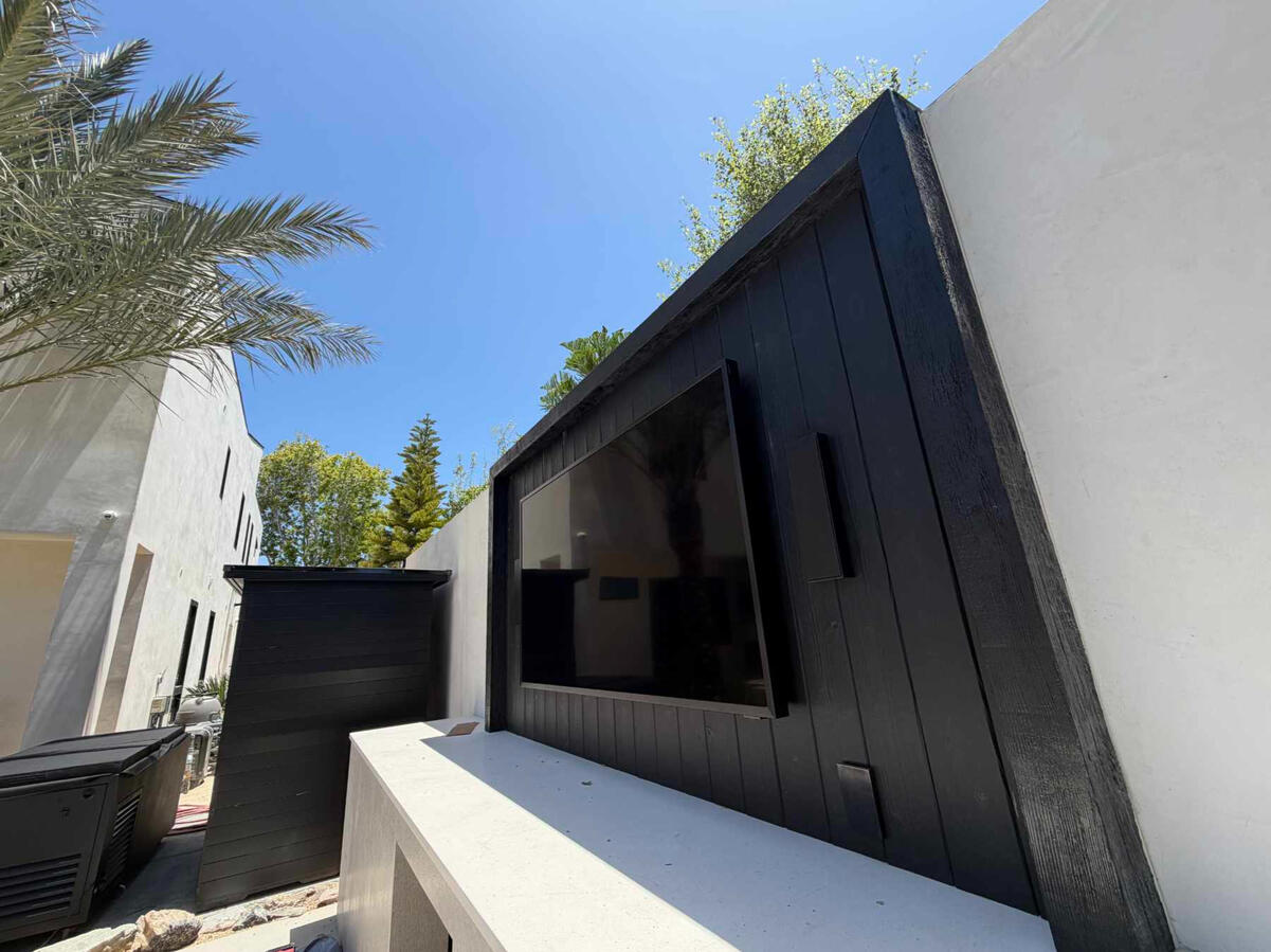 Outdoor entertainment center